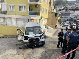 İzmir’de servis minibüsünün freni boşaldı: 7 yaralı