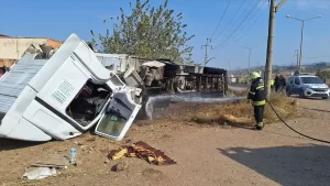 Turgutlu’da tır devrildi, sürücü yaralandı