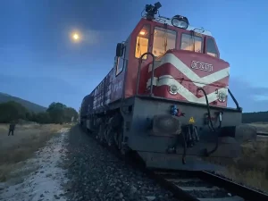 Afyonkarahisar’da tren traktöre çarptı: 1 ölü