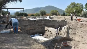 İzmir Ulucak Höyüğü kazılarında 7 bin 700 yıllık kil Obje bulundu