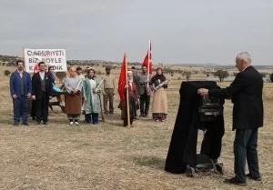 Uşak’ta “Cumhuriyet’i Biz Böyle Kazandık” fotoğrafı canlandırıldı