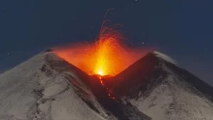 Etna Yanardağı bir kez daha lav püskürttü