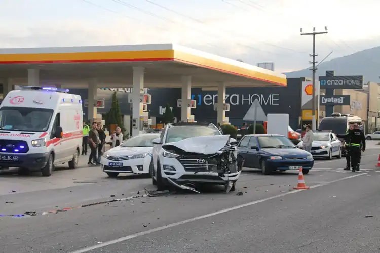 Kütahya’da takla atan otomobildeki 2 kişi yaralandı