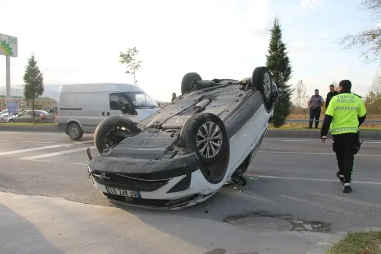 Kütahya’da takla atan otomobildeki 2 kişi yaralandı