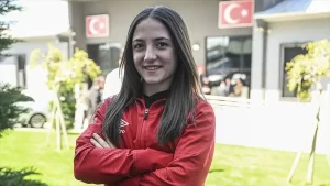 Milli halterci Cansu Bektaş dünya şampiyonu oldu