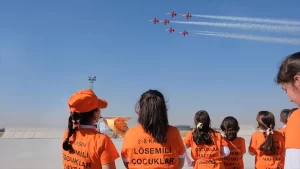 SOLOTÜRK ve Türk Yıldızları, lösemili çocuklar için uçtu