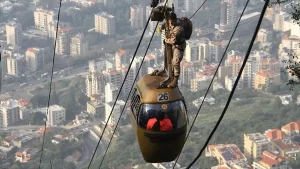 19 kişi saatlerce teleferikte mahsur kaldı