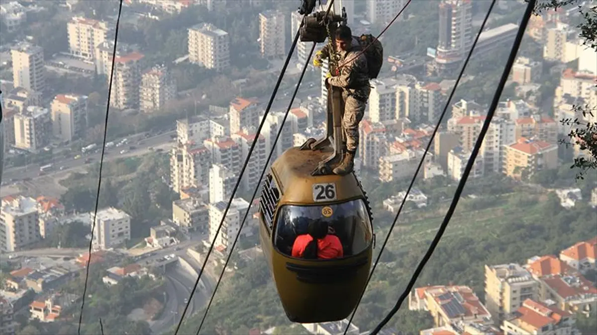 Lübnan’da teleferikte mahsur kalan