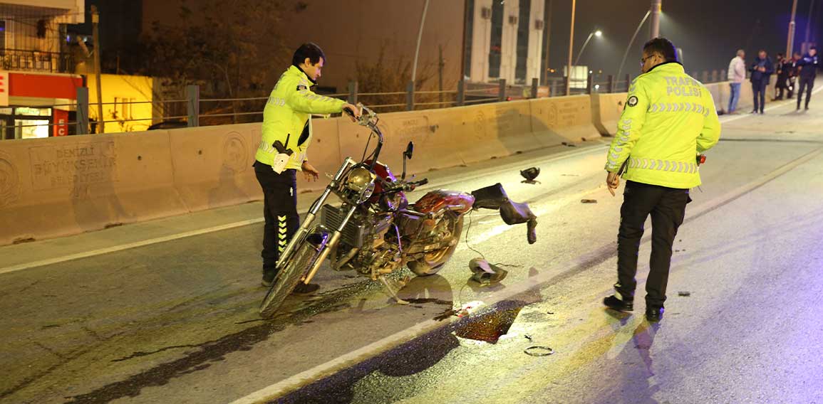 Cip motosiklete çarptı, 2 genç hayatını kaybetti