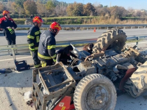 Denizli’de devrilen traktörün sürücüsü öldü