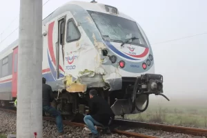 İzmir’de tren ile tır çarpıştı