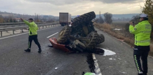 Uşak’ta kamyonun çarptığı traktörün sürücüsü öldü