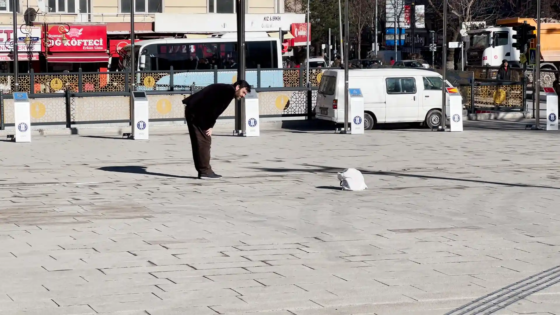 Kütahya'da meydandaki şüpheli çanta polisi alarma geçirdi