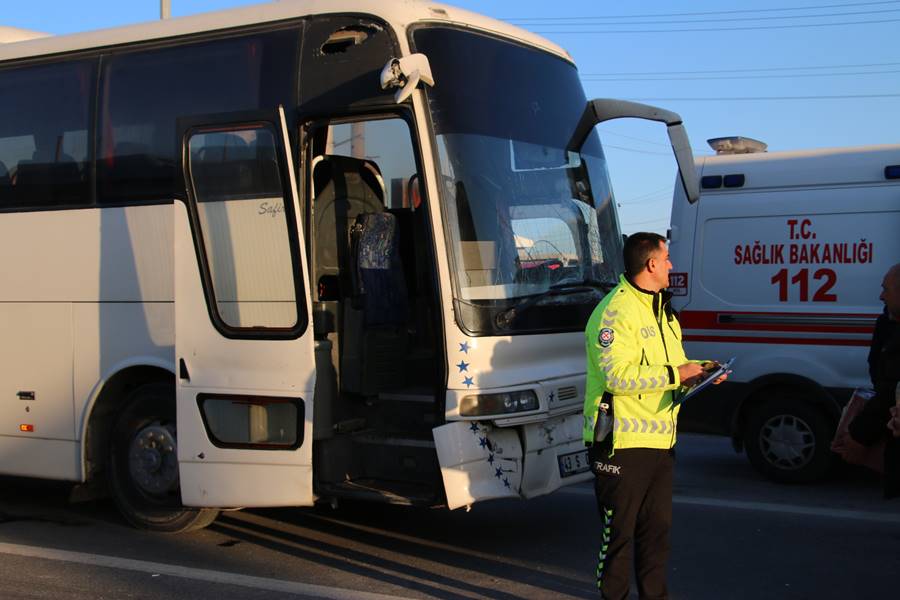 iki işçi servisi çarpıştı yaralılar var