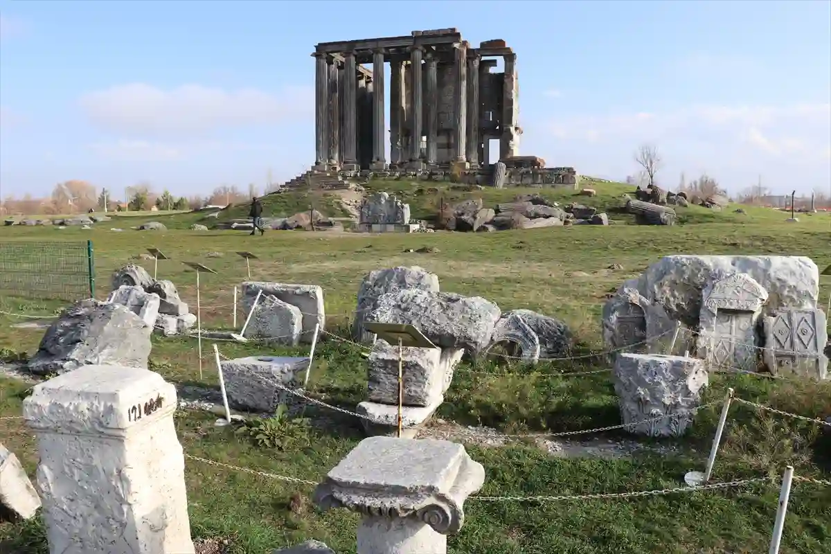 Kütahya Aizanoi'de yeni heykel başları bulundu