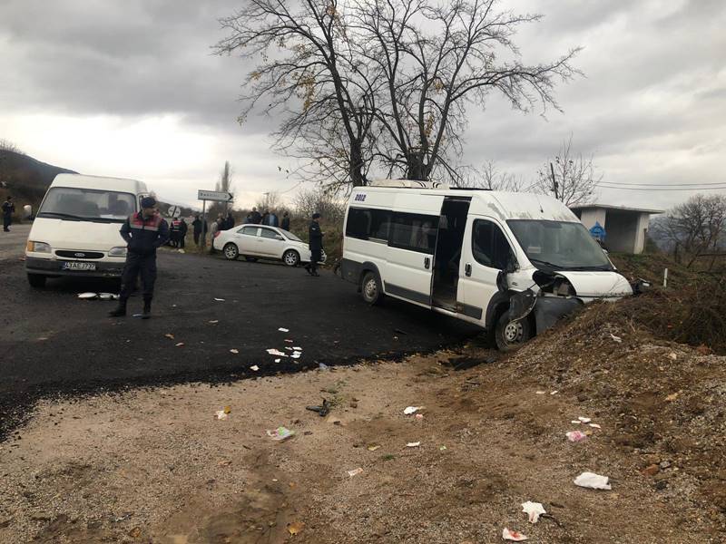 Kütahya'da öğrenci servisi kaza yaptı, yaralılar var