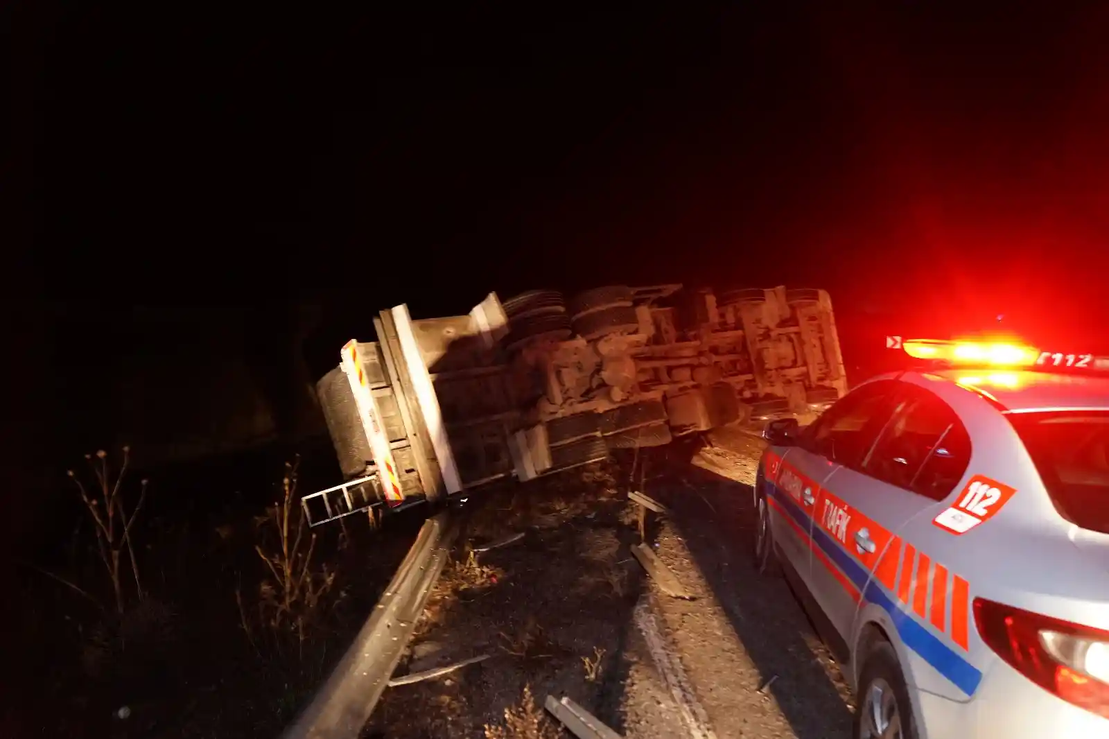 Kütahya’da devrilen süt tankeri devrildi, 1 yaralı