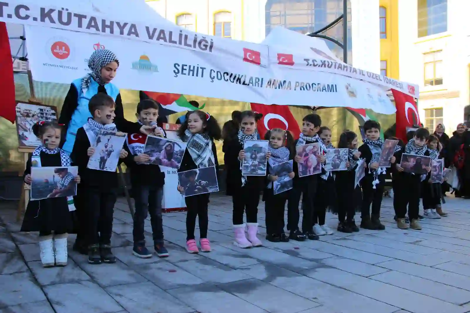 Kütahya’da akranları şehit çocuklar unutulmadı 