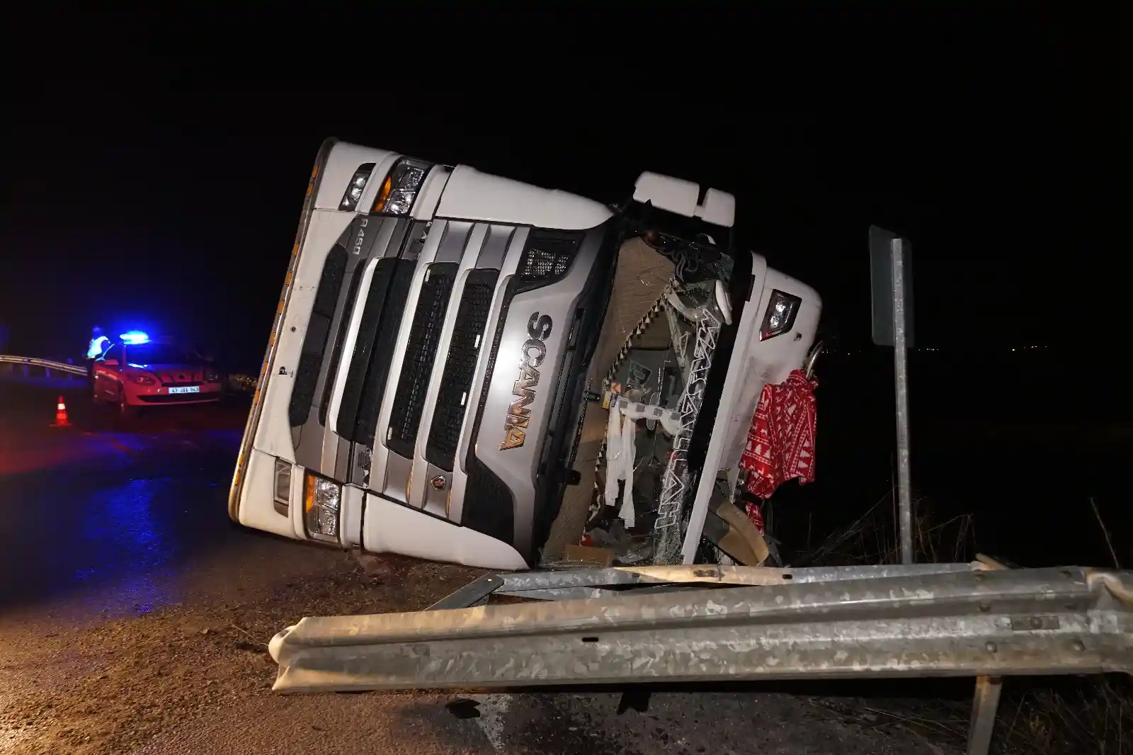 Kütahya’da devrilen süt tankeri devrildi, 1 yaralı