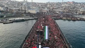 Gazze için yüzbinlerce kişi Galata Köprüsü’nde