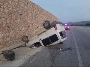 Gediz’de hafif ticari araç devrildi, 1 yaralı