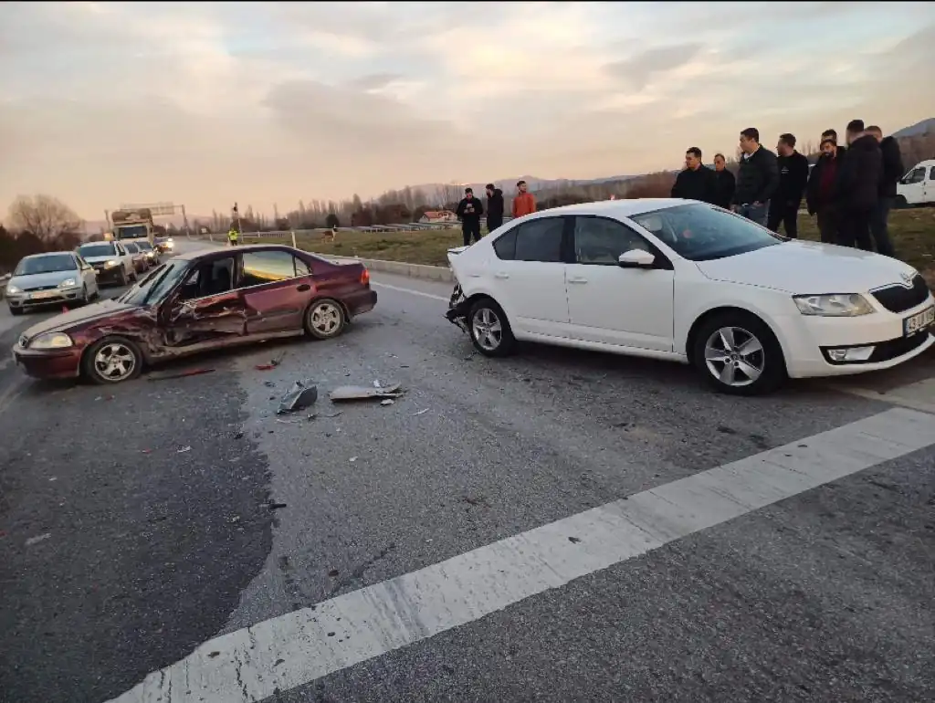 Gediz'de iki otomobilin çarpıştığı kazada 1 kişi yaralandı