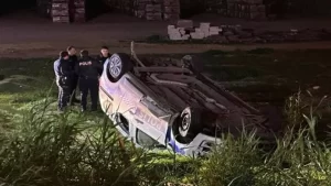 İzmir’de polis aracı şarampole devrildi; 3 yaralı