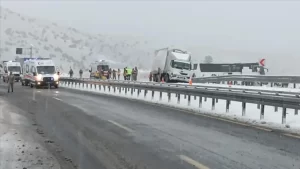 Kars’ta zincirleme trafik kazası: 2 ölü çok sayıda yaralı