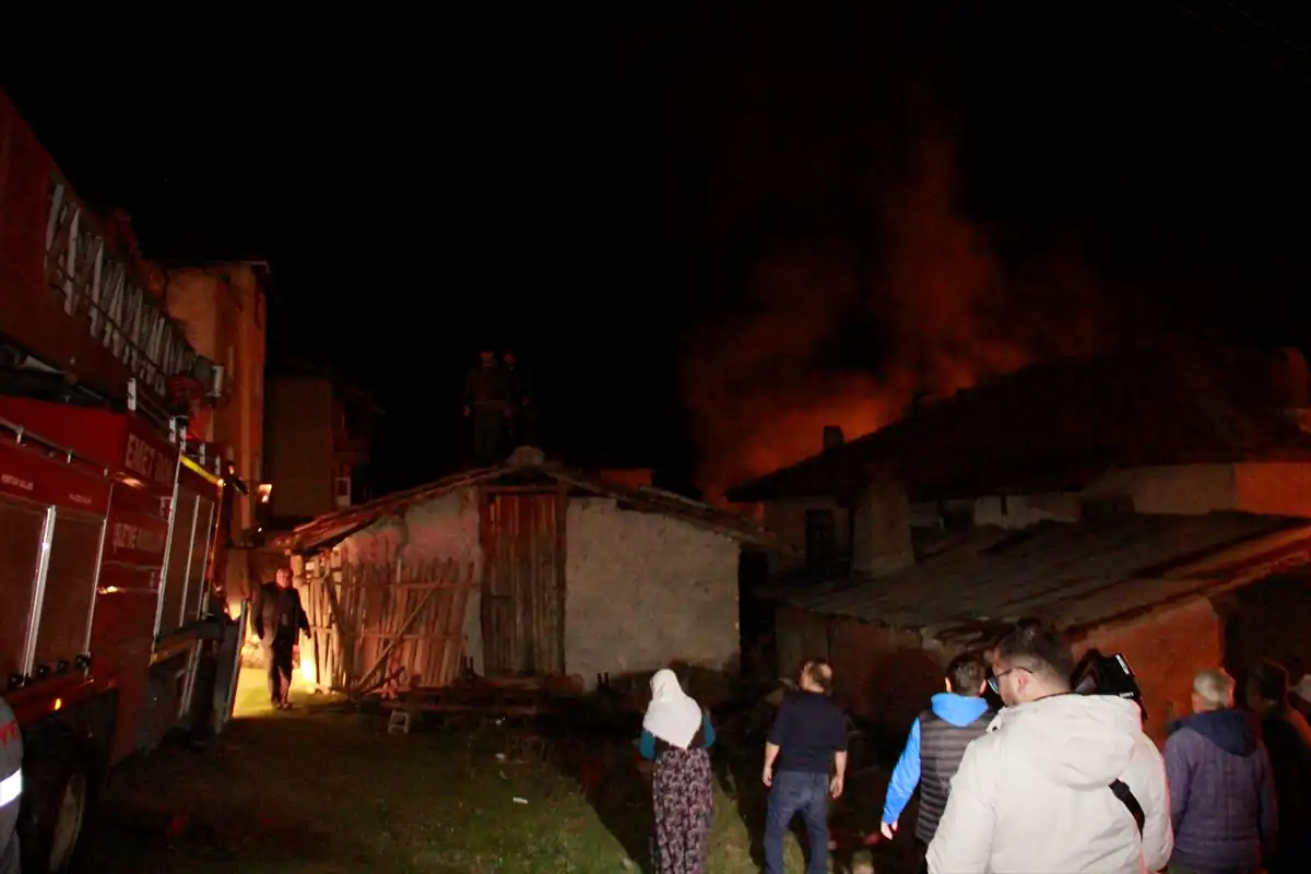 Kütahya Hisarcık'ta ahşap evde yangın çıktı