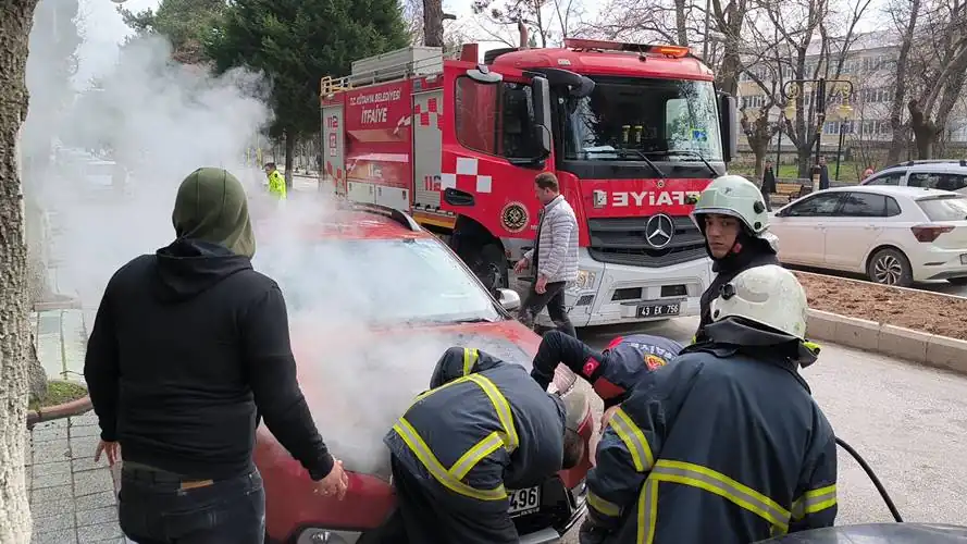 Kütahya'da araçta çıkan yangın söndürüldü