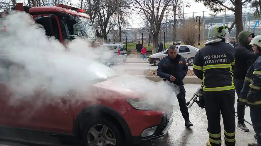 Kütahya'da araçta çıkan yangın söndürüldü