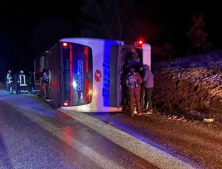 Kütahya'da yolcu otobüsü devrildi, yaralılar var