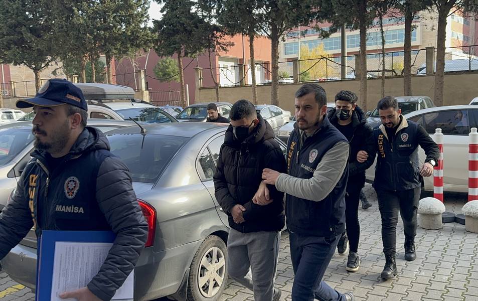 Manisa'da sahte internet sitesiyle otomobil satışı yapan 5 kişi tutuklandı