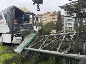 Uşak’ta otobüs araçla çarpıştı