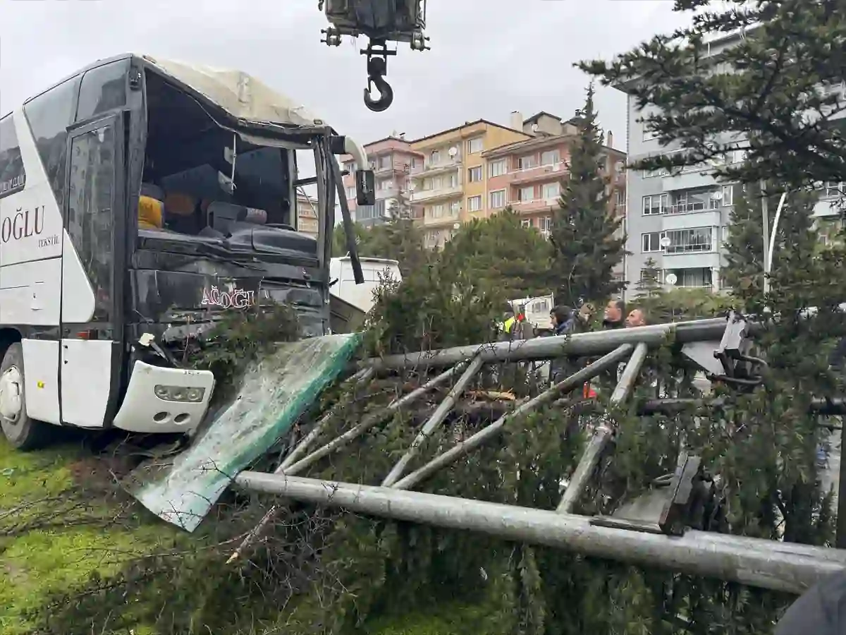 Uşak’ta bir kamyonla çarpışarak