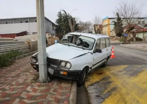 Uşak’ta otomobil aydınlatma direğine çarptı