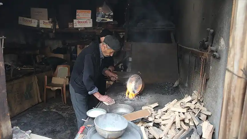 Çocukluk yıllarında başladığı kalaycılık