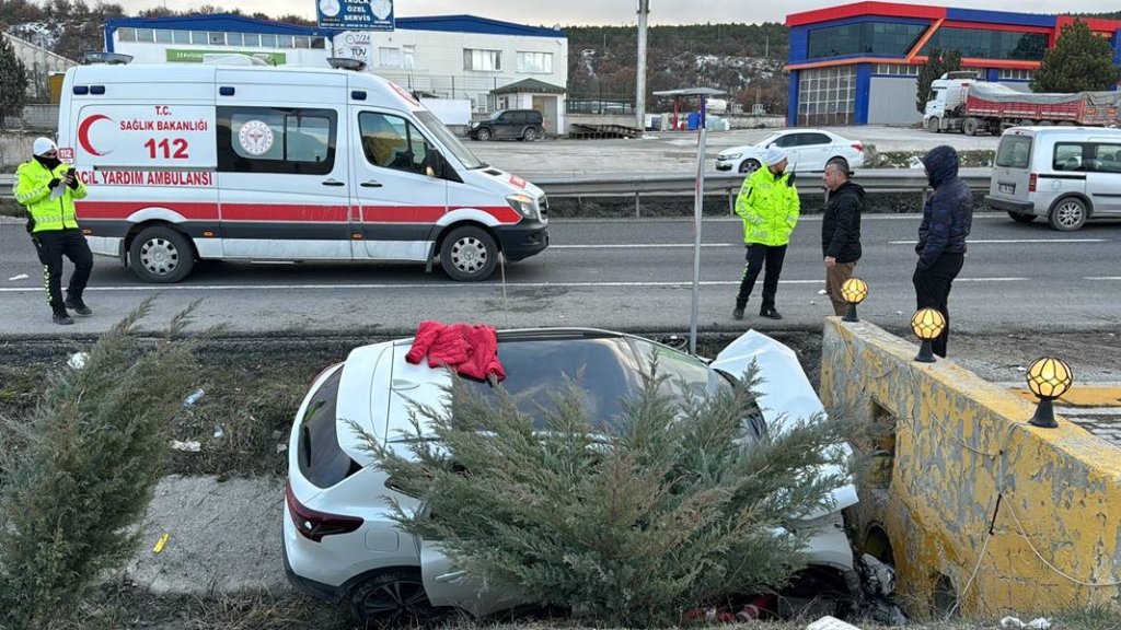 kütahya da otomobil menfeze çarptı yaralılar var