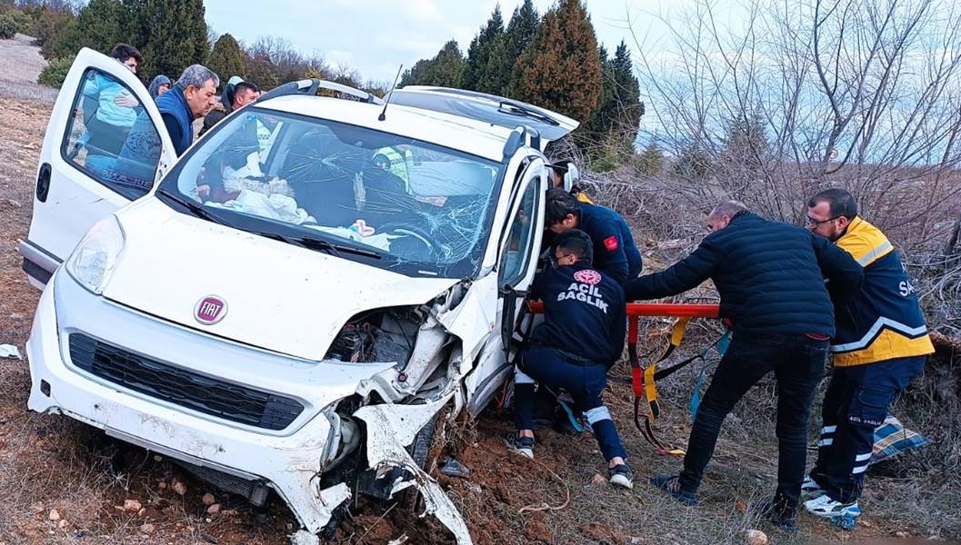 kütahya da ticari araç şarampole savruldu 