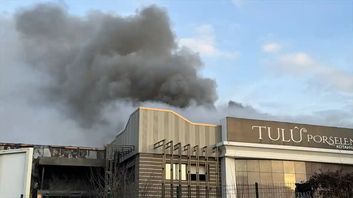 Kütahya'da porselen fabrikasında çıkan yangına müdahale ediliyor