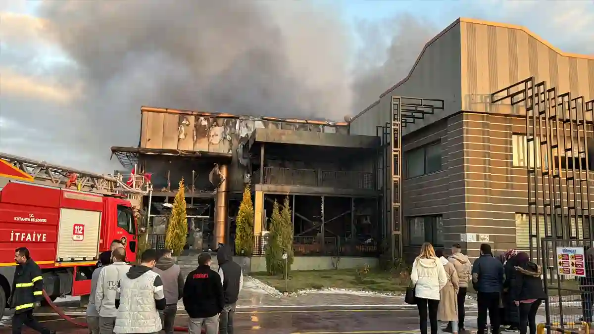 Kütahya'da porselen fabrikasında çıkan yangına müdahale ediliyor