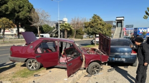 Aydın’da otomobil durakta bekleyenlere ve trafoya çarptı, 3 kişi yaralandı