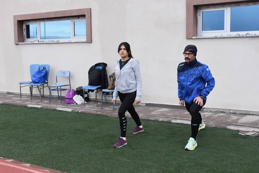 Afyonkarahisar'da liseli öğrencisi atletizmde milli sporcu olmak istiyor