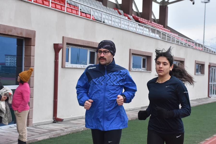 Afyonkarahisar'da liseli öğrencisi atletizmde milli sporcu olmak istiyor