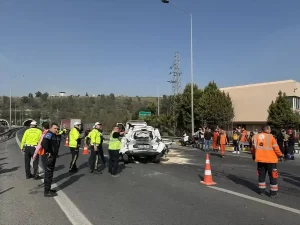 İzmir’de bir araç 2 tırın arasında sıkıştı: 1 ölü