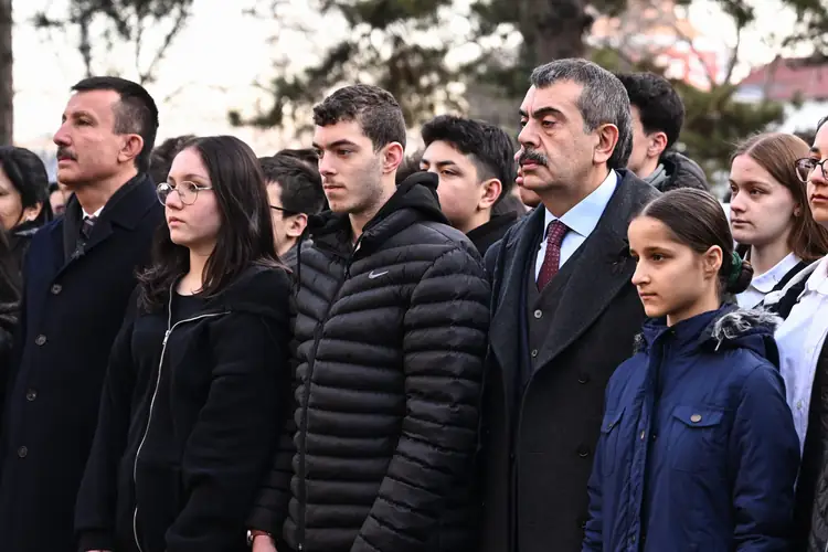 Okullarda depremlerde hayatını kaybedenler için saygı duruşu