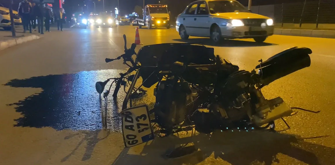 Otomobilin çarptığı motosikletteki 2 kişi ağır yaralandı