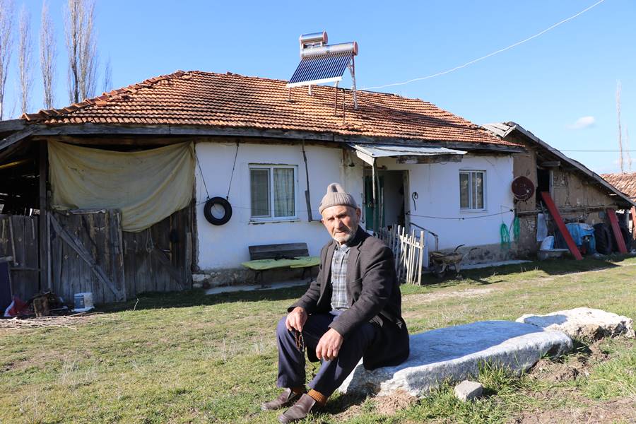 kütahya da terkedilmiş köyde tek başına yaşıyor