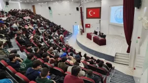 Kütahya’da eski bakan öğrencilerle buluştu