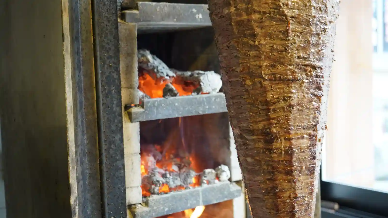 Kütahya’da et döner lezzeti odun ateşiyle buluştu